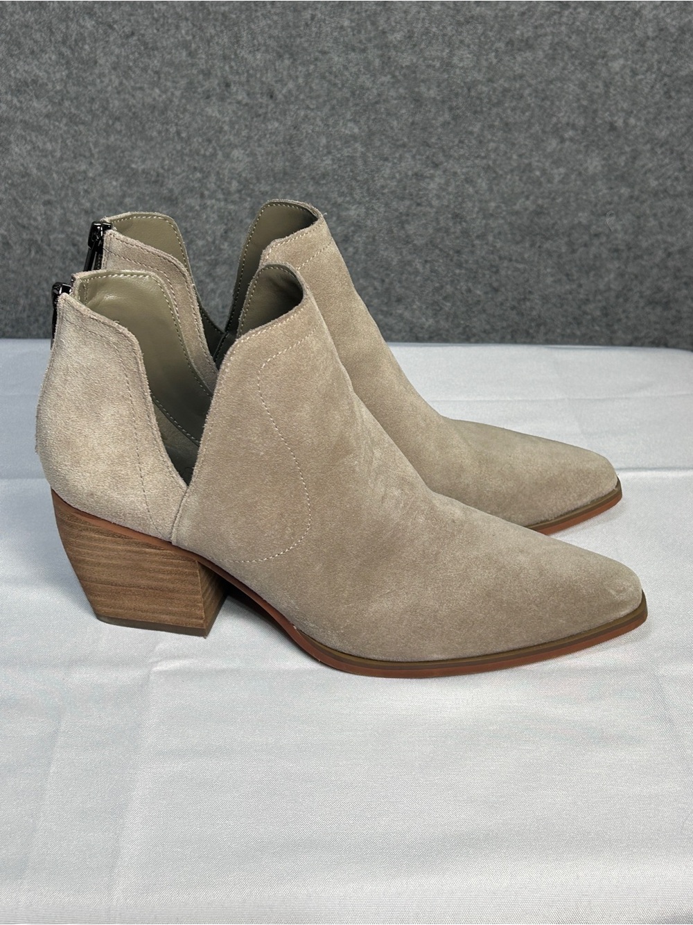 Vince Camuto Women 9.5 Doralli Suede Taupe Ankle Booties Block Heel Western Boho